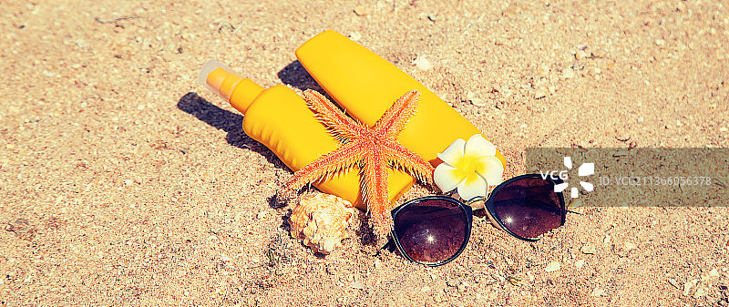 沙滩上的防晒霜，选择性聚焦图片素材