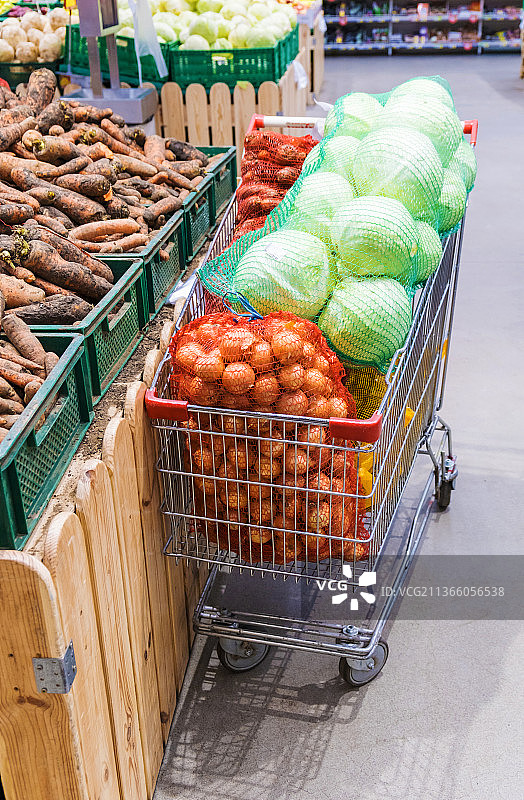 超市里装有蔬菜的手推车，选择性聚焦图片素材