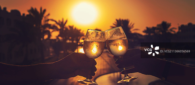 在海边品酒（选择性焦点）图片素材