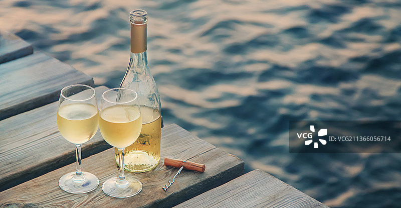 在海边品酒（选择性焦点）图片素材