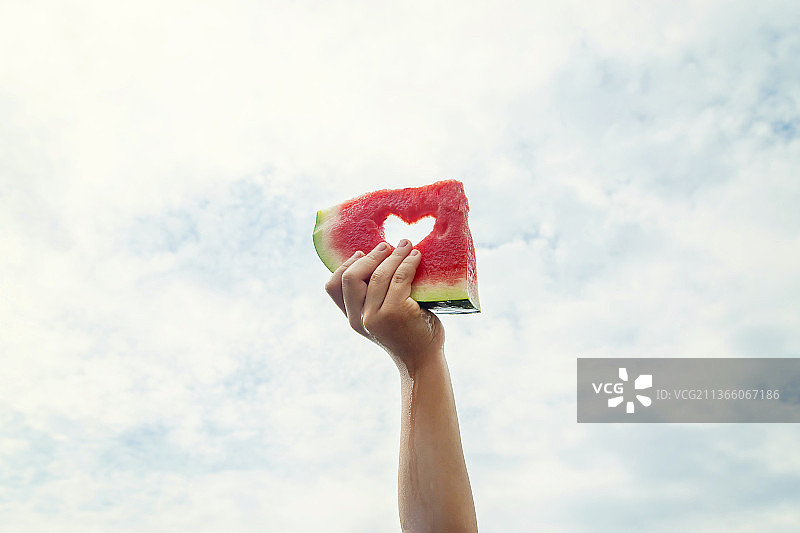 儿童在野餐时吃西瓜图片素材