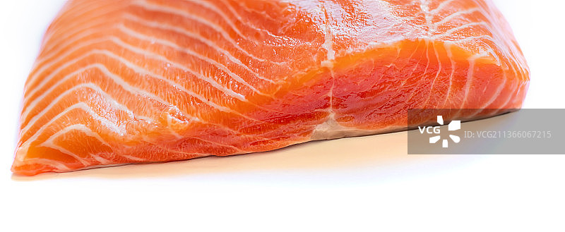 白色背景上的红鱼（选择性聚焦）图片素材