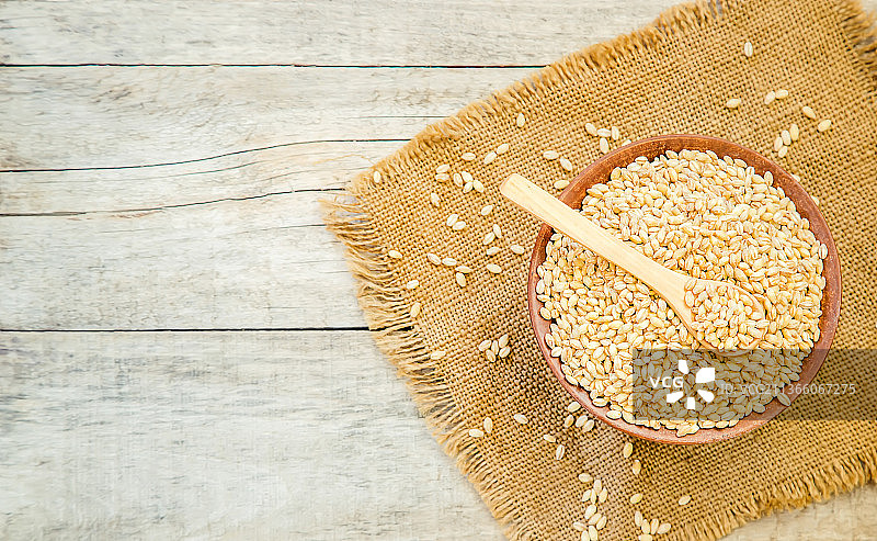 桌上容器中选择性聚焦的珍珠大麦图片素材