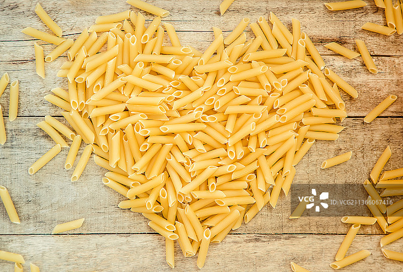 餐桌上的通心粉特写图片素材