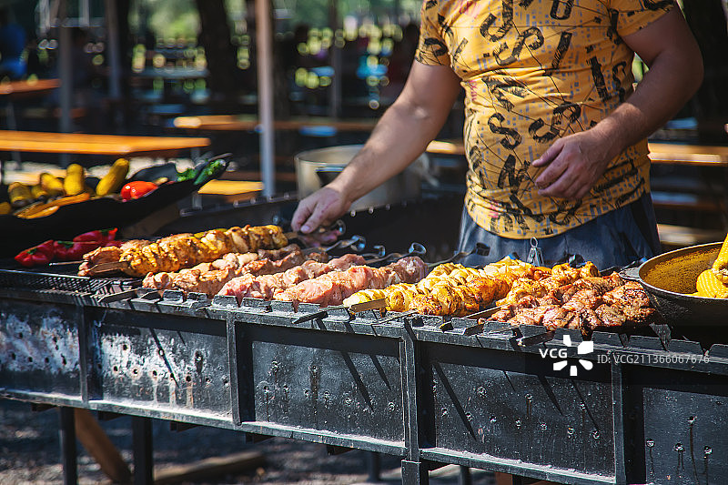 烧烤架上烤蔬菜图片素材