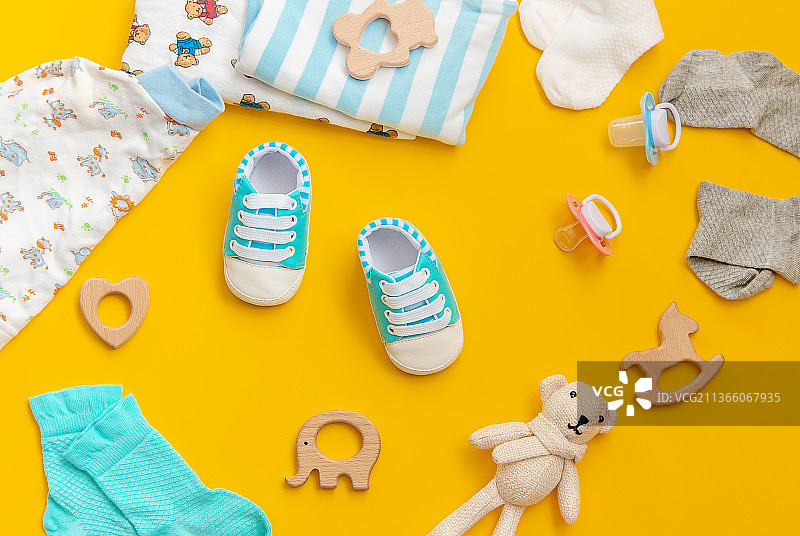 彩色背景上的新生儿婴儿用品特写图片素材