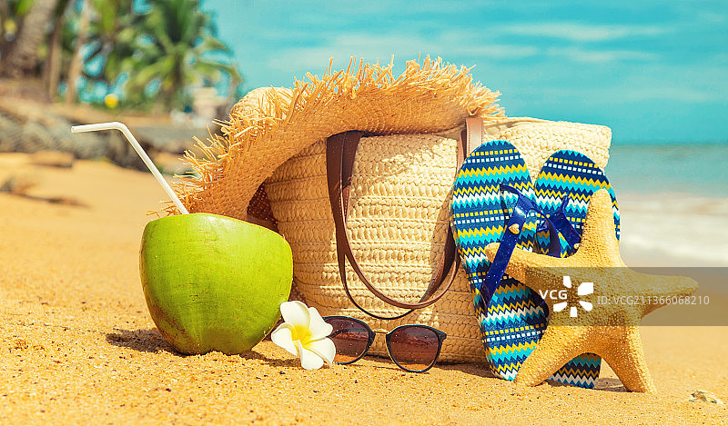 海边沙滩包和椰子图片素材