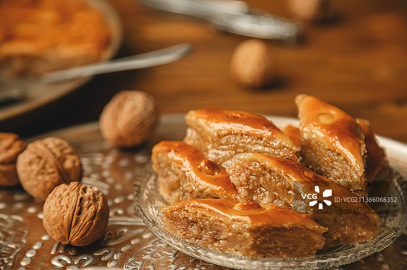 木制背景上带有坚果的果仁蜜饼选择性聚焦图片素材