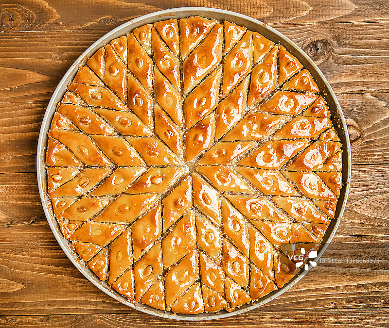 木制背景上带有坚果的果仁蜜饼选择性聚焦图片素材