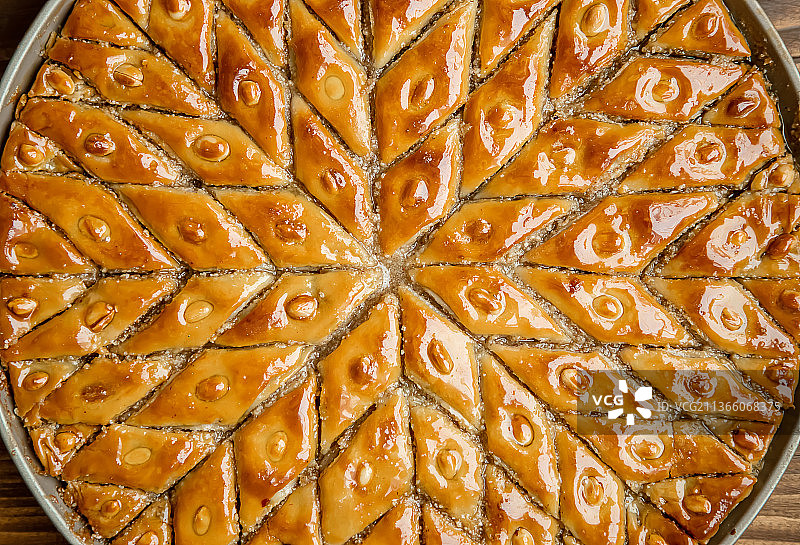 木制背景上带有坚果的果仁蜜饼选择性聚焦图片素材