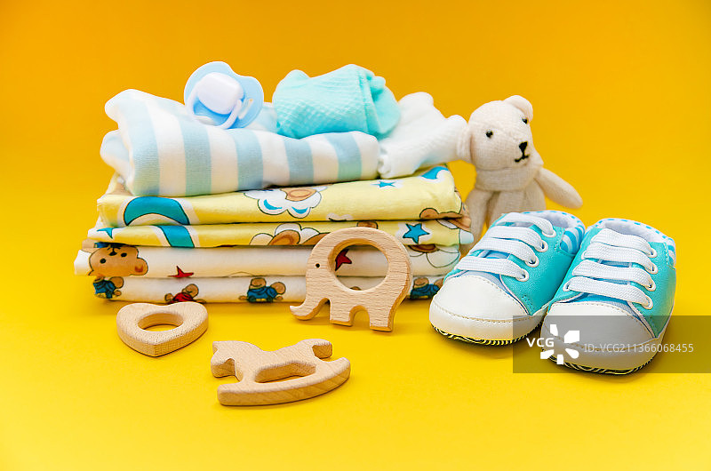 彩色背景上的新生儿婴儿用品特写图片素材