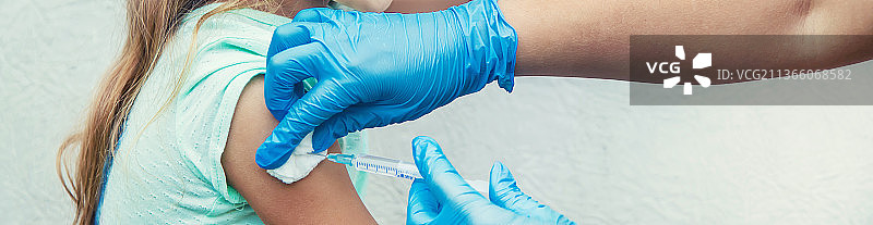 医生给孩子手臂注射图片素材