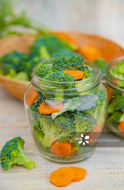 罐装胡萝卜西兰花保鲜（选择性聚焦）图片素材