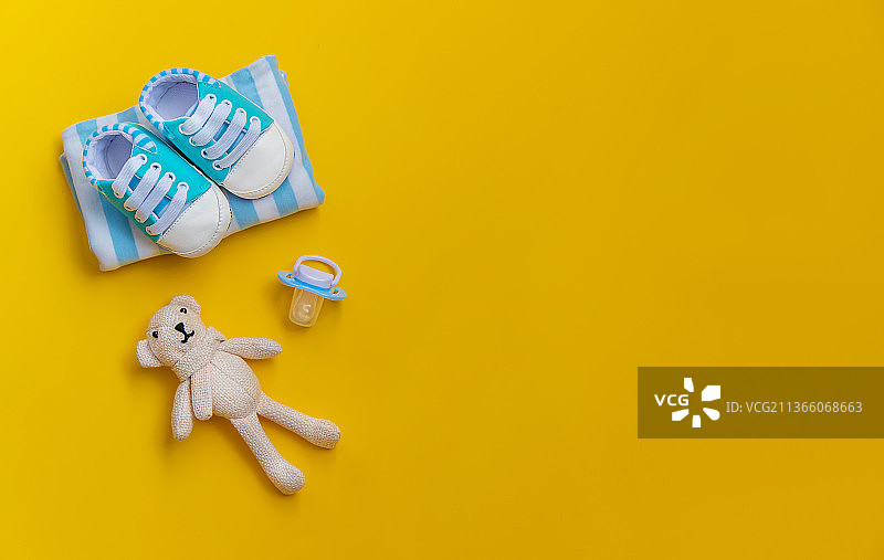 彩色背景上的新生儿婴儿用品特写图片素材