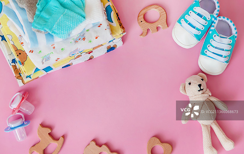 彩色背景上的新生儿婴儿用品特写图片素材
