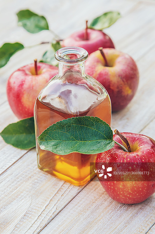 瓶装苹果醋，选择性聚焦图片素材