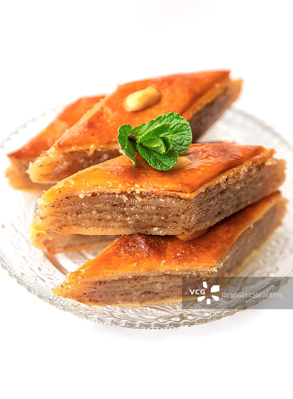 白色背景下的东方甜点果仁蜜饼图片素材