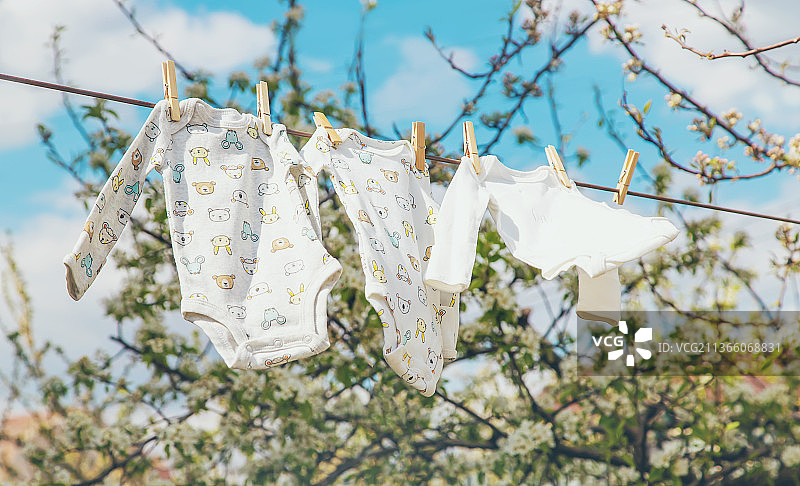 晾晒在街道上的婴儿服装特写图片素材