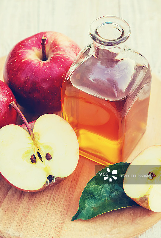 瓶装苹果醋，选择性聚焦图片素材