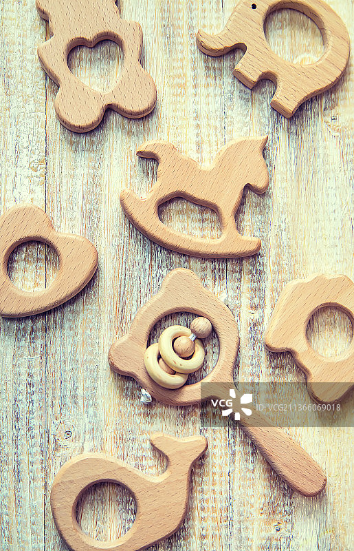 浅色背景上的儿童玩具和配件，选择性对焦图片素材