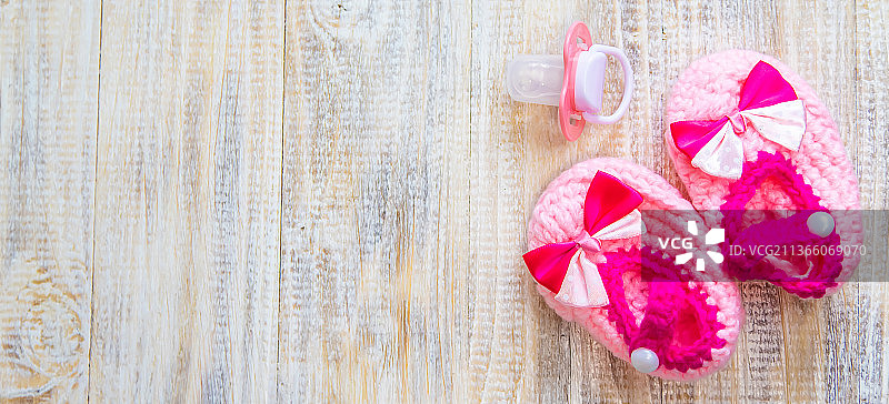 浅色背景上的婴儿靴和配饰，选择性聚焦图片素材