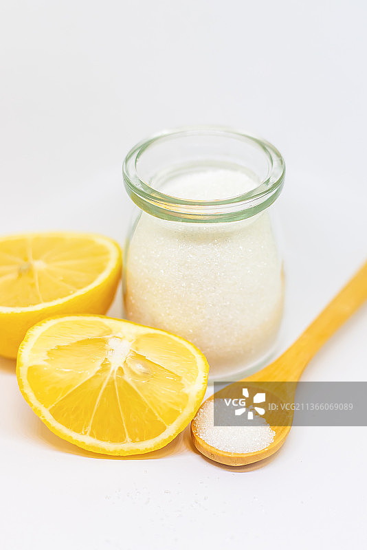 白色隔离背景上的柠檬酸，选择性聚焦图片素材