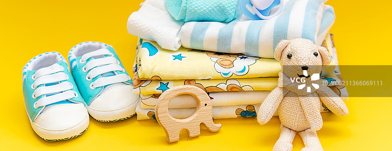 彩色背景上的新生儿婴儿用品特写图片素材