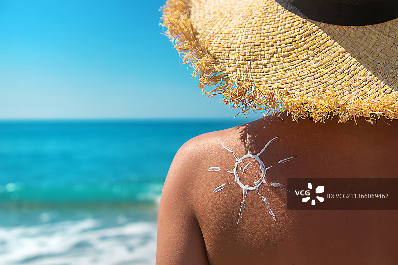 背上涂着防晒霜的女人，局部聚焦图片素材