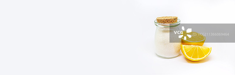 白色隔离背景上的柠檬酸，选择性聚焦图片素材