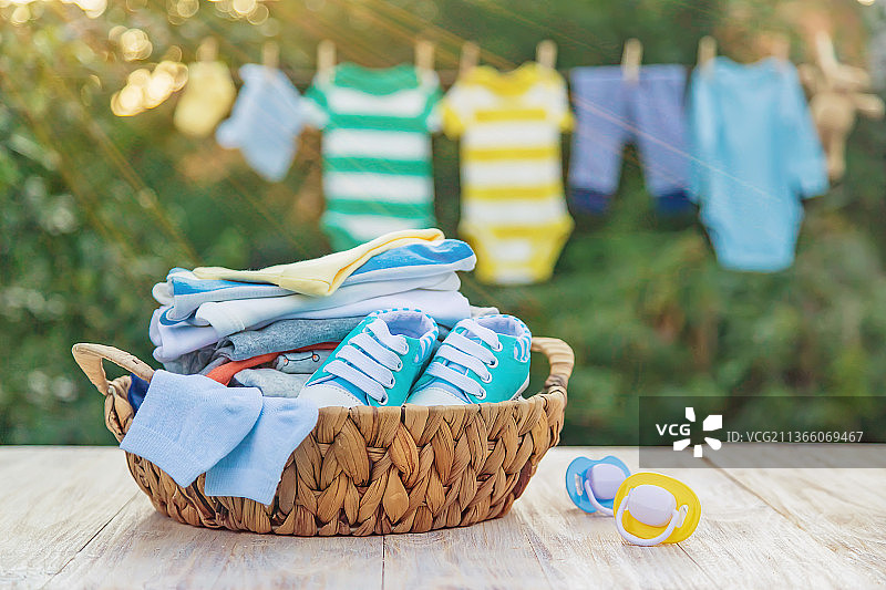 清洗婴儿衣服，亚麻布在新鲜空气中晾干，选择性聚焦图片素材