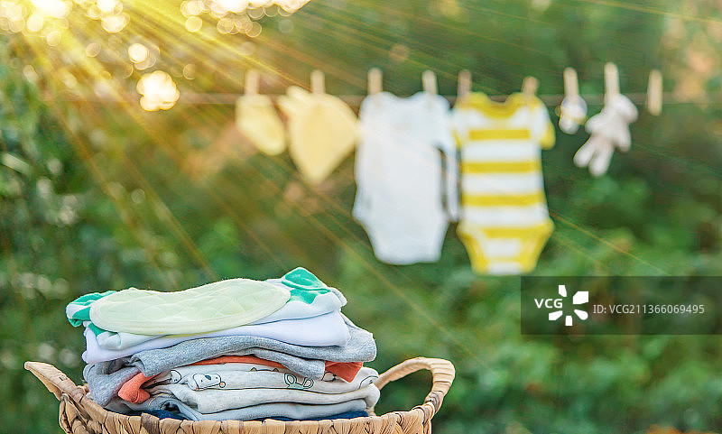 清洗婴儿衣服，亚麻布在新鲜空气中晾干，选择性聚焦图片素材