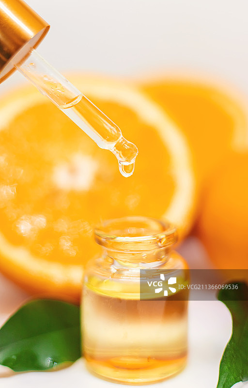 白色隔离背景上的橙色精油选择性聚焦图片素材