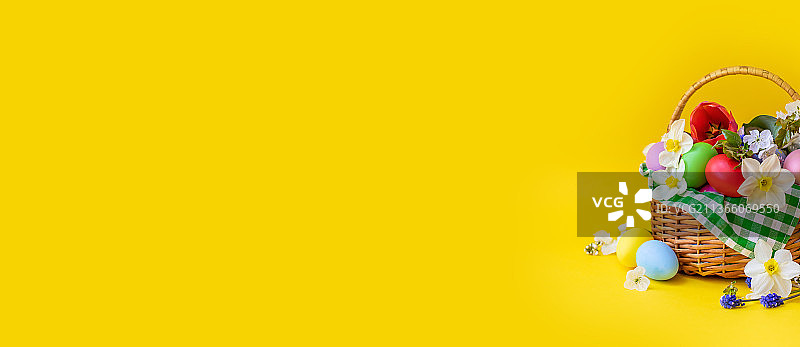黄色背景上鲜花的复活节快乐庆祝活动图片素材