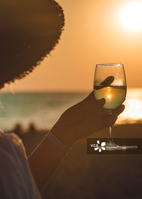 日落时分沙滩上的红酒杯图片素材