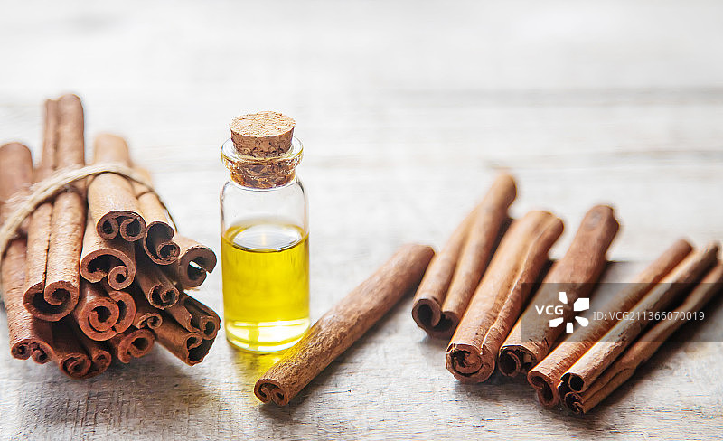 小瓶装肉桂精油特写图片素材