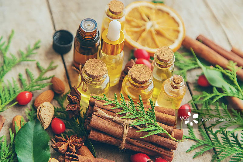 小瓶中的圣诞精油，选择性聚焦图片素材