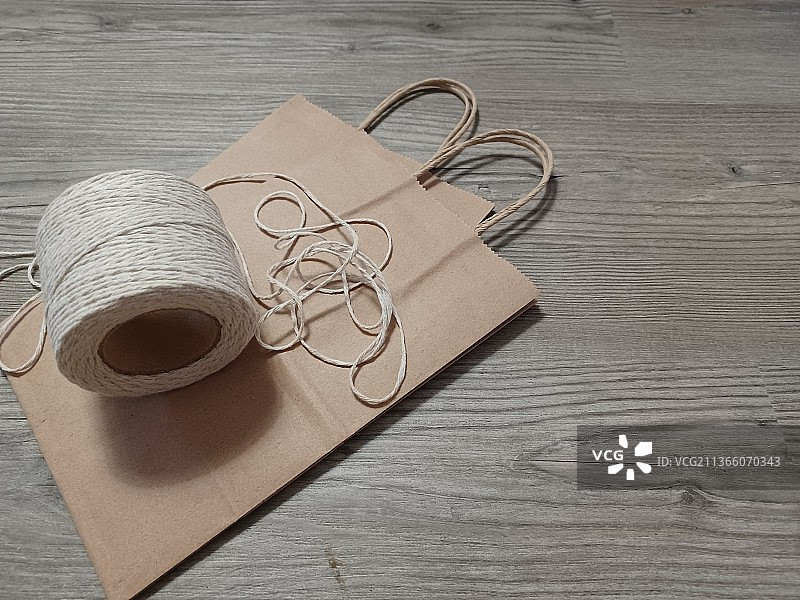 桌子上卷起的纸图片素材