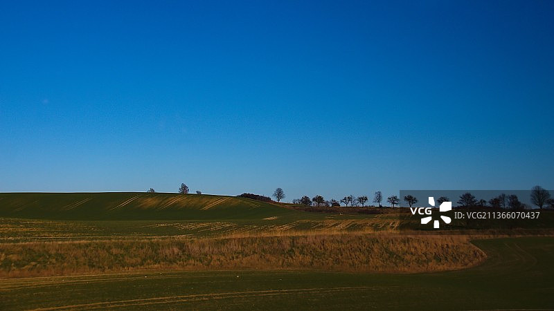 郊外，晴朗蓝天下美丽的田园风光图片素材