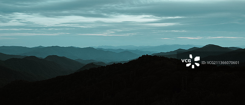 大雾山黄昏剪影，美国图片素材