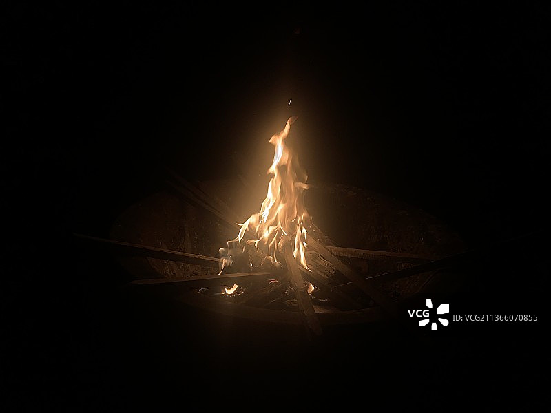 夜晚篝火特写图片素材