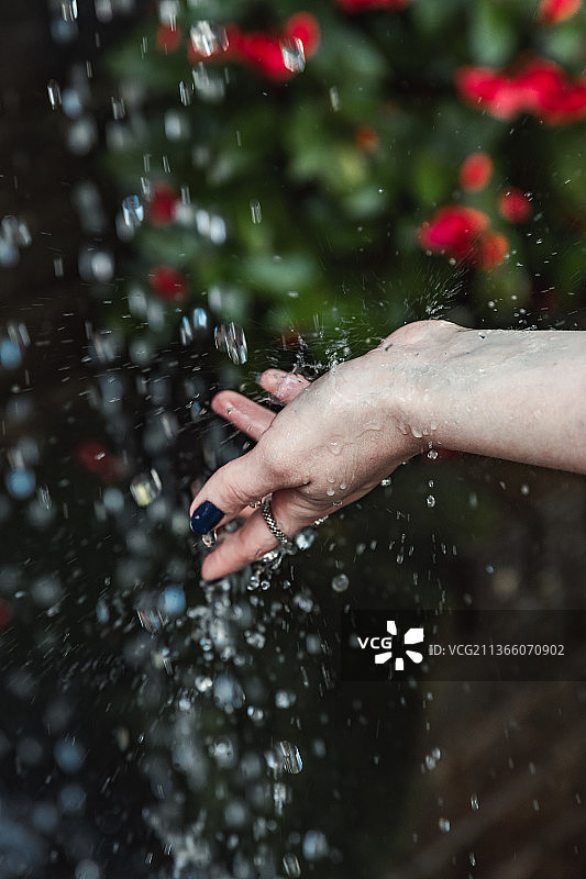 手部模特，女性泼水的局部手部特写图片素材