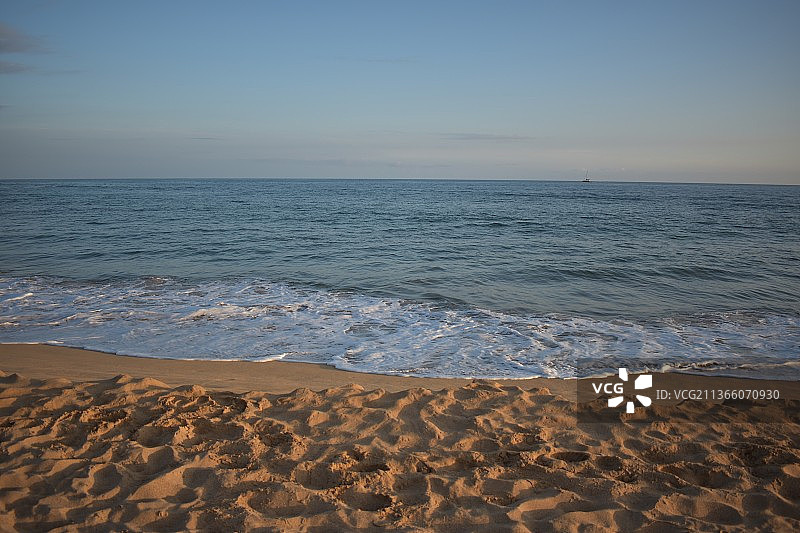 美国夏威夷考艾岛的晴朗天空下的海景图片素材