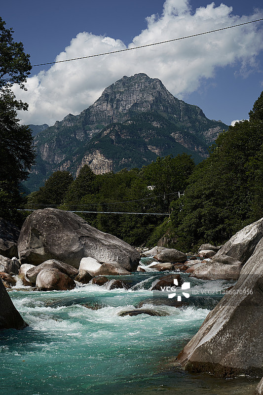 瑞士韦尔扎斯卡山间河景图片素材