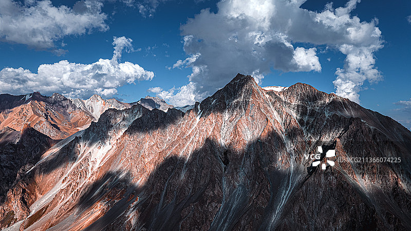 中国新疆乌苏市G217独库公路天瀑附近的天山山脉图片素材