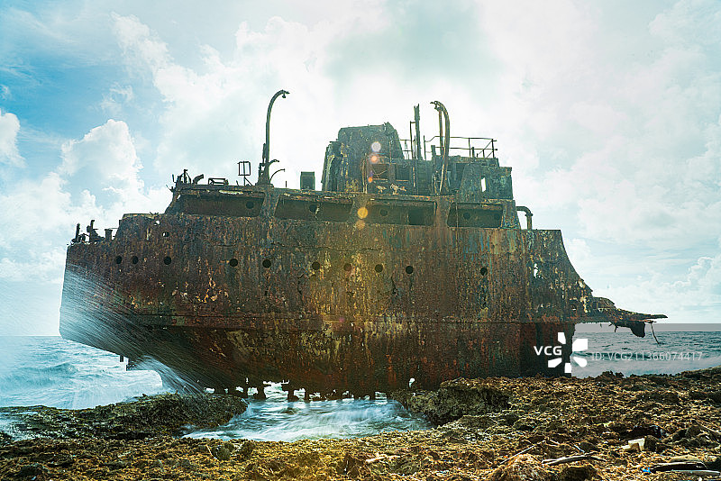 几乎倾覆，低角度看克莱恩库拉索岛海上的废弃船只图片素材