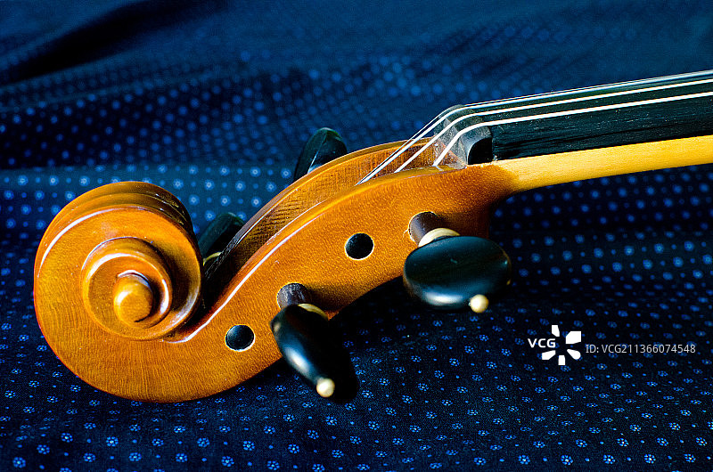 桌子上的吉他特写图片素材