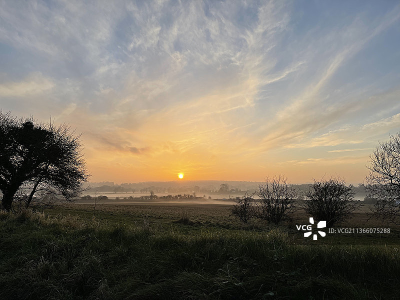 冬日落日，英国诺顿·巴万特日落时分的田野景色图片素材