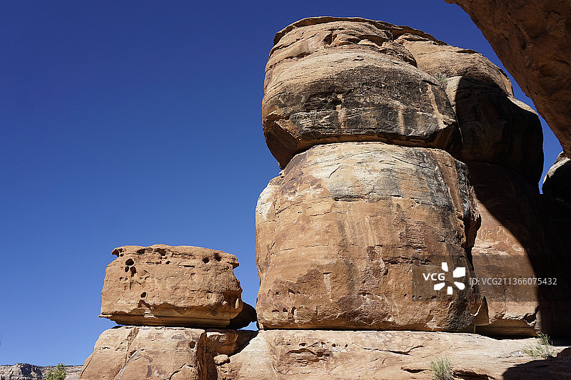 科罗拉多国家纪念碑魔鬼厨房小径沿线的红色岩石图片素材