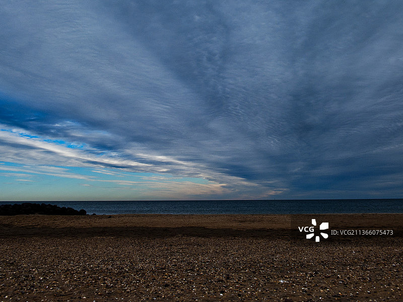 法国海滩风光，晴雨不定图片素材