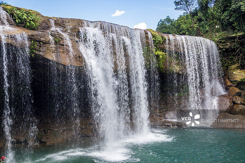 蓝色水面与蓝天，印度梅加拉亚邦瀑布风景图片素材